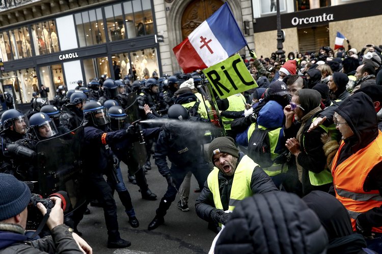Europa vira palco de protestos em meio a novas restrições contra Covid-19