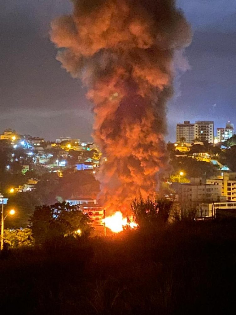 Incêndio de grandes proporções atinge loja em Cachoeiro de Itapemirim