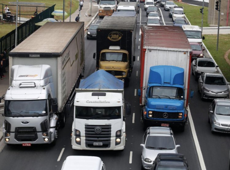 Greve dos caminhoneiros ganha força com alta do diesel, diz CNTRC