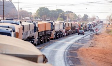 Bolsonaro pede recuo, mas paralização dos caminhoneiros continua