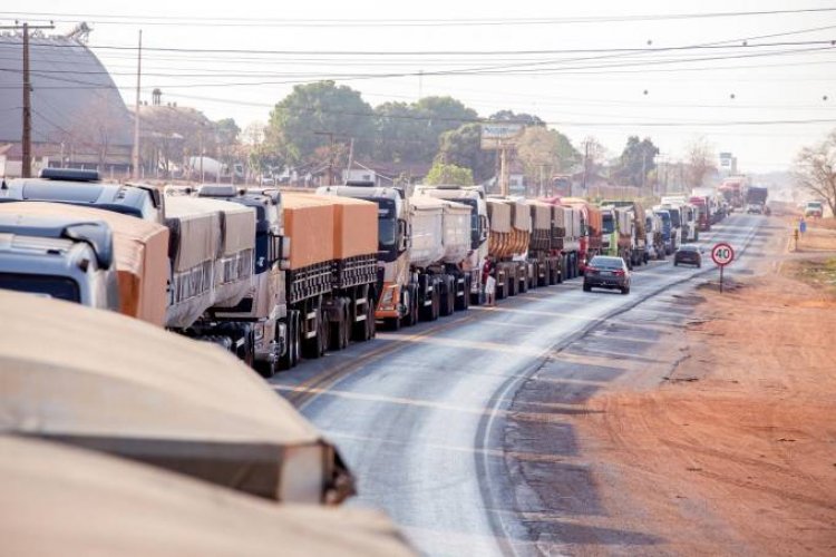 Bolsonaro pede recuo, mas paralização dos caminhoneiros continua
