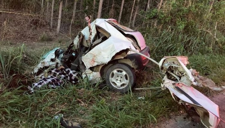 Acidente entre carro e van mata duas pessoas no Norte do estado