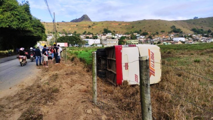 Ônibus com passageiros sai da pista e tomba na ES-080 em Barra de São Francisco