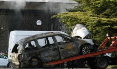 Carro explode durante abastecimento em posto