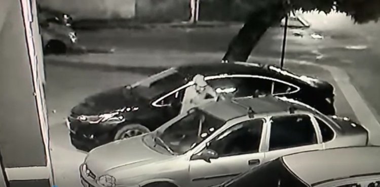 Câmera flagra ladrão arrombando carro no centro de Colatina