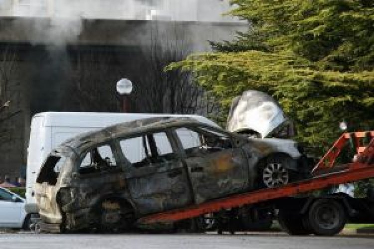Carro explode durante abastecimento em posto