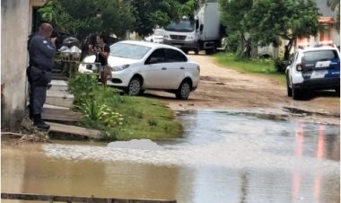 Moradores de Guriri encontram corpo de homem boiando em rua alagada