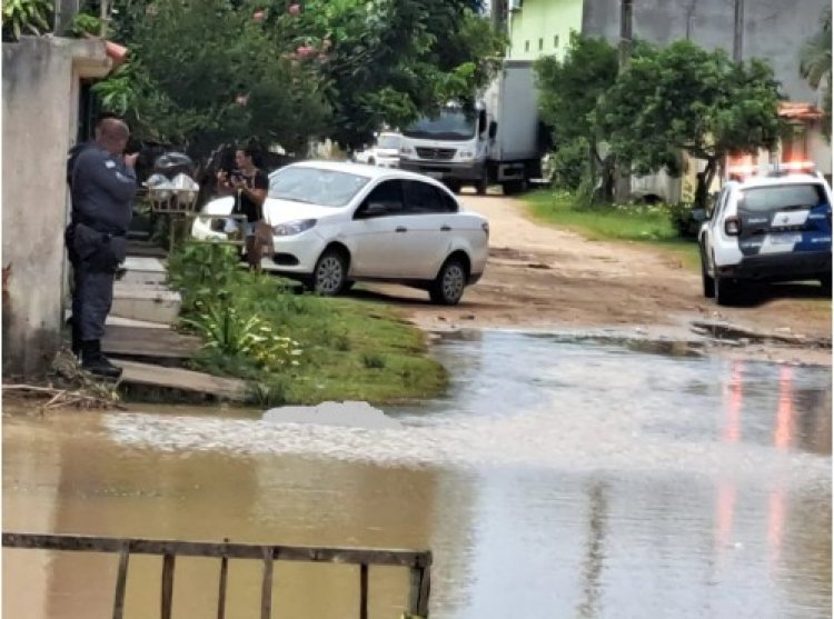 Moradores de Guriri encontram corpo de homem boiando em rua alagada