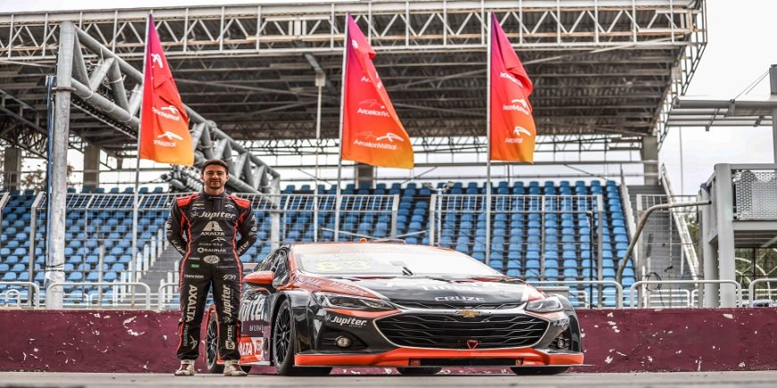 ArcelorMittal leva carro da Stock Car para ser exposto em shopping